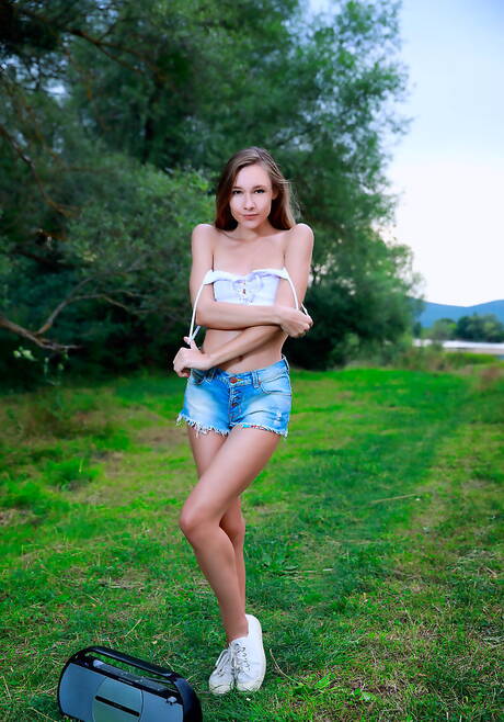 Met Art pleased to share with you a free photo gallery with Mirabella has a beautiful shape