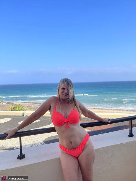 TAC Amateurs are excited to present you with a xxx picture gallery showcasing Sweet Susi xxx gallery 270913